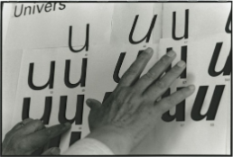Adrian Frutiger avec le schéma de la police Univers (éditée en 1957) dans son atelier, photographie réalisée pour le calendrier de l’année 1996 du Musée Gutenberg à Fribourg, Musée des arts appliqués de Zurich, Collection graphique, Fondation Suisse Caractères et Typographie © ZHdK