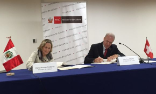 Kulturministerin von Peru, Diana Alvarez Calderón Gallo, und der Schweizer Botschafter in Peru, Hans-Ruedi Bortis unterzeichnen eine bilaterale Vereinbarung über den internationalen Kulturgütertransfer