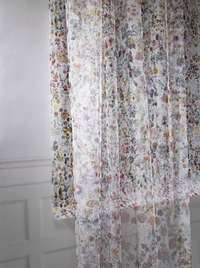 Millefleurs-Druck auf Tapetenvlies & Vorhang aus Tüll mit Blumenmotiv. © Schlaepfer, ZVG