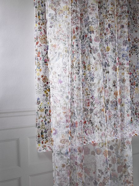 Millefleurs-Druck auf Tapetenvlies & Vorhang aus Tüll mit Blumenmotiv. © Schlaepfer, ZVG