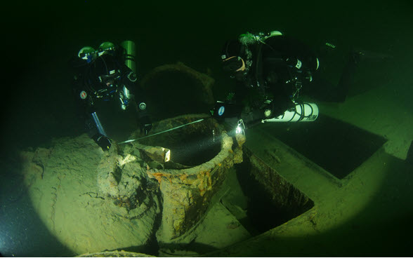 Das Bild zeigt zwei Taucher, die das Wrack des gesunkenen Dampfschiffs Jura im Bodensee untersuchen und vermessen.