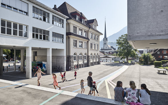 Das Bild zeigt spielende Kinder in der Schulanlage Alpnach im Kanton Obwalden.