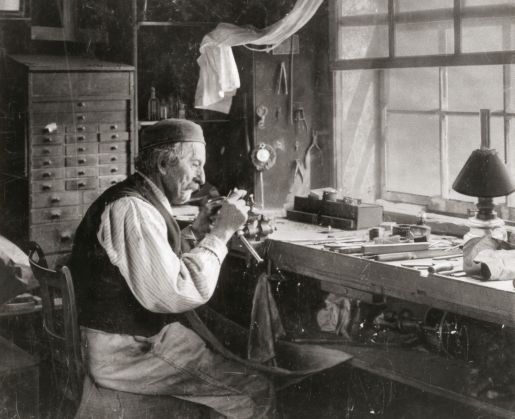 Ein Uhrmacher an seinem Arbeitsplatz, Vallée de Joux © Musée de l’Elysée, Lausanne