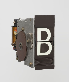 Adrian Frutiger und Hans-Jürg Hunziker, Alphabet Roissy-Solaris, Teil einer elektromechanischen Anzeigetafel mit Klapplamellen, 1973–1974, Aéroports de Paris. Museum für Gestaltung Zürich, Grafiksammlung, Schweizerische Stiftung Schrift und Typografie, Foto: U. Romito, ©ZHdK