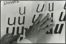 Adrian Frutiger mit dem Schema der Schrift Univers (herausgegeben 1957) in seinem Atelier, Fotografie für den Kalender 1996 des Gutenberg Museum in Freiburg, Museum für Gestaltung Zürich, Grafiksammlung, Schweizerische Stiftung Schrift und Typografie © ZHdK