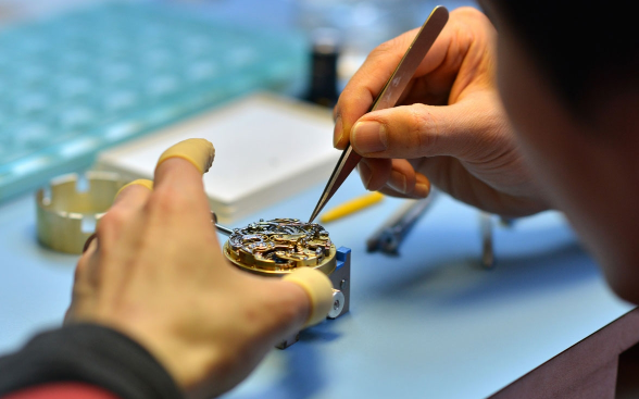 Feinarbeit für die Herstellung von mechanischen Präzisionsuhren © MIH