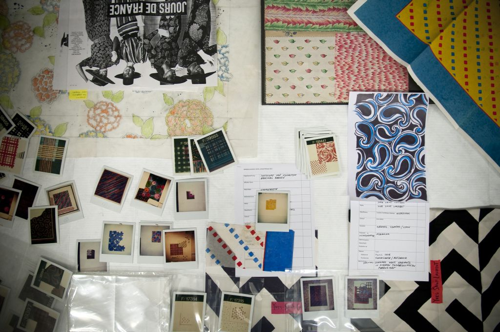 Erich Biehle, Dessin-Skizze, Papierprobedruck, Archivfotografien, Originalfoulard und Erfassungsblatt für die Aufnahme in die Datenbank, 2011, Museum für Gestaltung Zürich, Designsammlung, Foto: Umberto Romito, © ZHdK