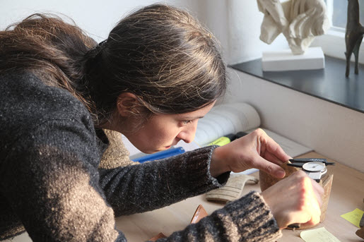 SG Rapperswil-Jona, Kempraten, centre de poterie : l’archéologue Nadja Melko étudie des tessons pour mieux connaître la fabrication et la diffusion de la céramique quotidienne (photo : Jürgen Batscheider).