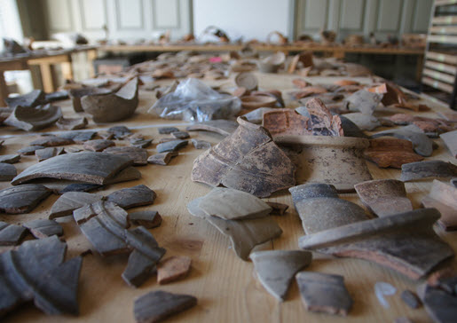 SG Rapperswil-Jona, Kempraten, centre de poterie : l’archéologue Nadja Melko étudie des tessons pour mieux connaître la fabrication et la diffusion de la céramique quotidienne (photo : Alain Kübli).