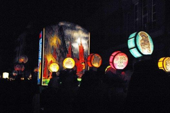 Morgenstreich: tambours et fifres portent sur leurs masques les lanternes typiques, 2003 © Felix Jehle/pic turebâle 