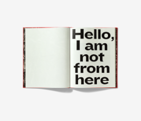 « Hello, I am not from here », Peter Hauser (design Enea Toldo, Russo), Photo : Simon Schmid © OFC
