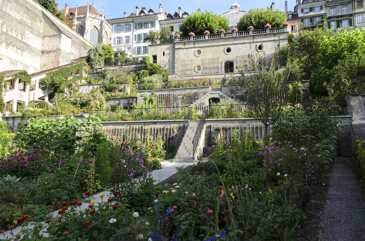 L’image montre le jardin de la Maison Béatrice de Watteville qui surplombe l’Aar à Berne. 
