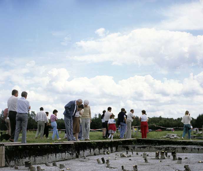 Visiteurs observant la fouille du site de Forschner (Cercle de Biberach/Riss, Allemagne) © Regierungspräsidium Stuttgart; Landesamt für Denkmalpflege; Gaienhofen-Hemmenhofen