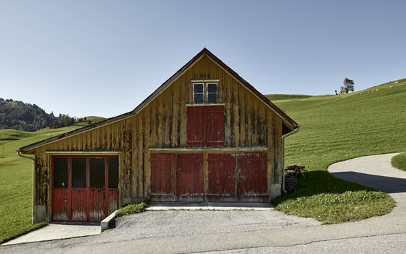 Un garage dans les collines appenzelloises : simple, champêtre, beau.