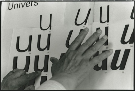 Adrian Frutiger avec le schéma de la police Univers (éditée en 1957) dans son atelier, photographie réalisée pour le calendrier de l’année 1996 du Musée Gutenberg à Fribourg, Musée des arts appliqués de Zurich, Collection graphique, Fondation Suisse Caractères et Typographie © ZHdK