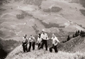 Paysans inspectant un pré particulièrement pentu, Heubrig au-dessus du Muotathal, vers 1952 © Xaver Föhn-Gasser, Ibach (SZ)