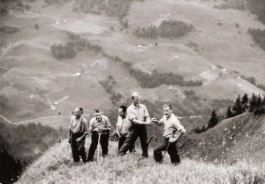 Paysans inspectant un pré particulièrement pentu, Heubrig au-dessus du Muotathal, vers 1952 © Xaver Föhn-Gasser, Ibach (SZ)