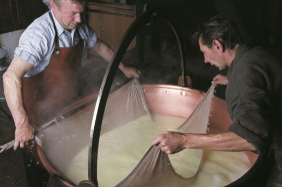 En Gruyère, fabrication du fromage au chalet, XXIe siècle © Interprofession du Gruyère AOC