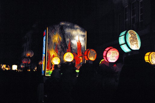 Morgenstraich : tambours et fifres portent sur leurs masques les lanternes typiques, 2003 © Felix Jehle/picturebâle
