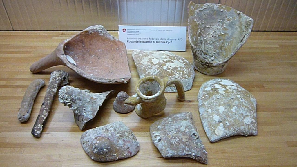 Fragments d’amphores romaines découverts dans la mer Ionienne
