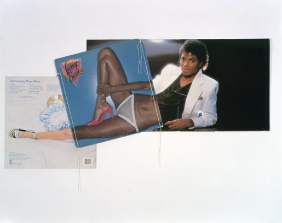 Christian Marclay: Foot stomping, tiré de la série body mix. Pochette de disques et fil de coton, 1991. Photo prêtée par Paula Cooper Gallery, New York