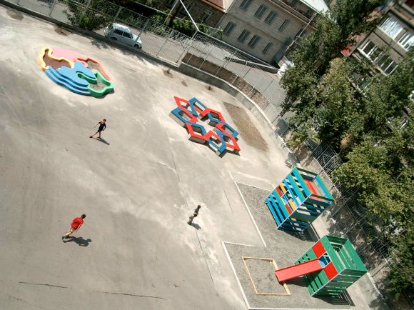 Playgrounds & Toys at John Kirakossian School, Yerevan, Armenia, 2003.
Playgrounds by Stefano Boccalini, Andreas Angelidakis and Fabrice Gygi (from left to right)