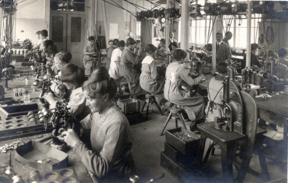 Atelier de production horlogère dans les Montagnes neuchâteloises, 1918, collection privée