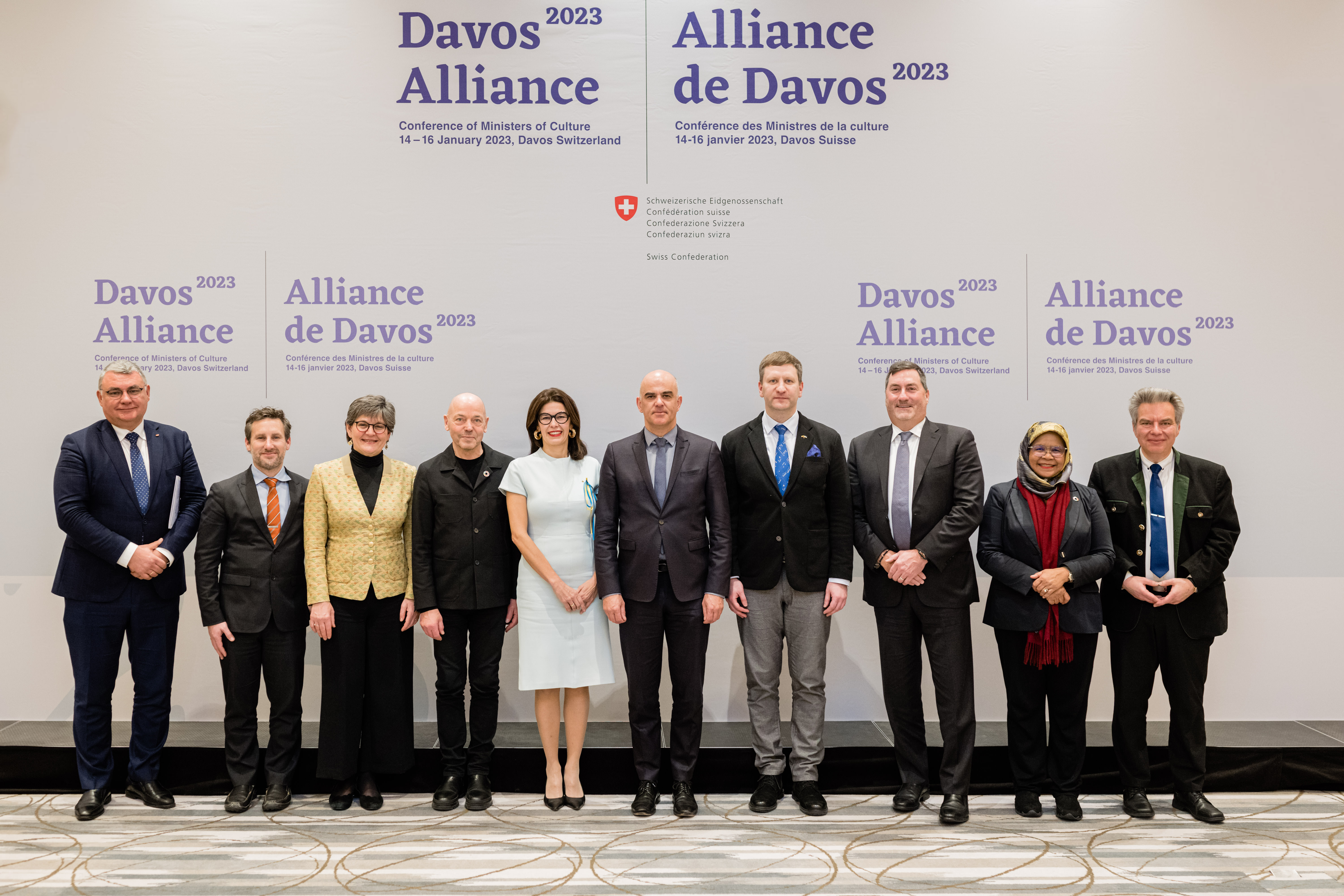 Foto di gruppo dei membri fondatori del comitato direttivo dell'Alleanza di Davos per la costruzione della cultura.