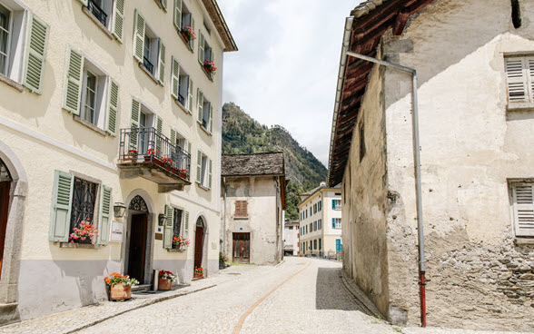 Breit gelagerte Bauten an der Hauptstrasse von Soazza (GR).