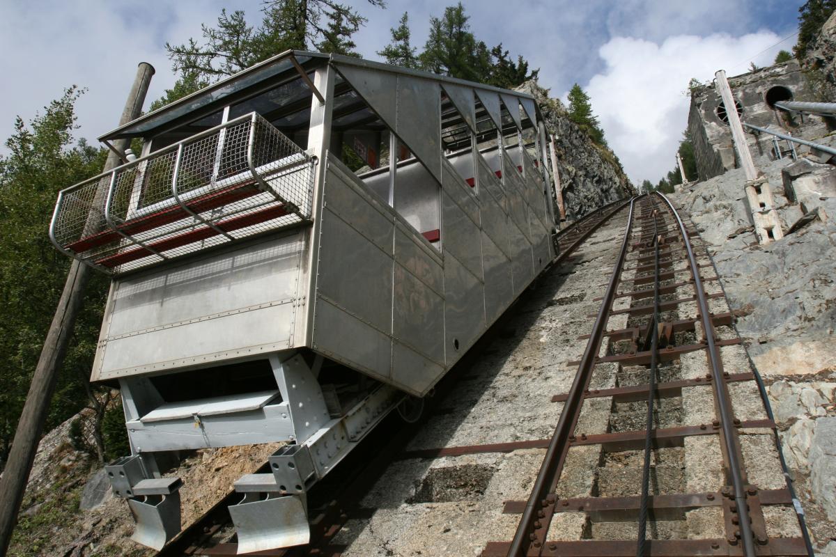 Das Bild zeigt die Standseilbahn Le Châtelard–Les Montuires im Wallis.