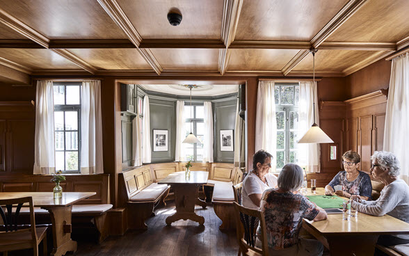 Vier Frauen sitzen an einem Tisch im Restaurant Hirschen in Oberstammheim und jassen. 