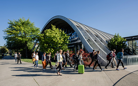 Eine Gruppe Menschen geht zum Eingang des Zentrum Paul Klee in Bern