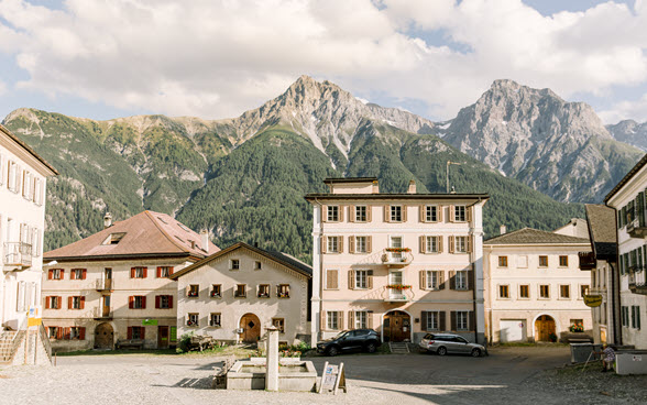 Das Bild zeigt das Ortsbild von nationaler Bedeutung Sent im Kanton Graubünden.