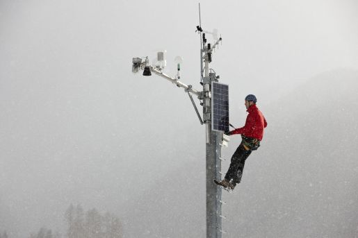 Ein Mitarbeiter des SLF wartet die Sensoren einer automatischen Messstation. © Ralph Feiner